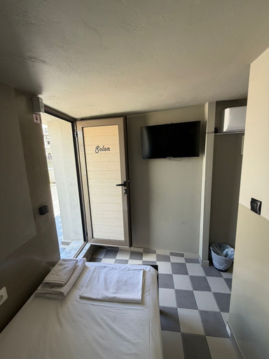 Room 2, Petite rooftop room for 1person, Attica