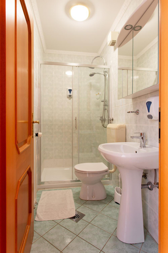 Bathroom, Gostisce Pri Dveh Petelinih, Bled