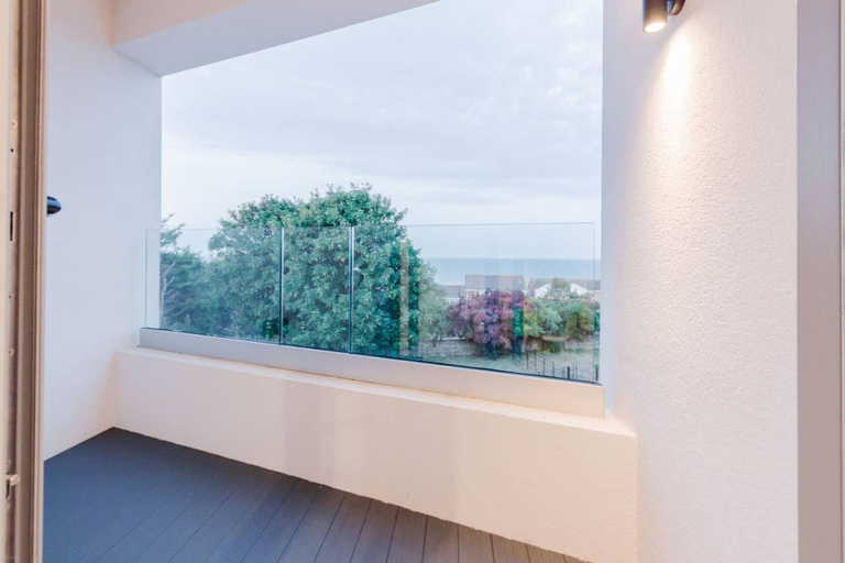 Room 4, Broadstairs Sea-view 2-balcony Flat FT4 by Adliv, Kent