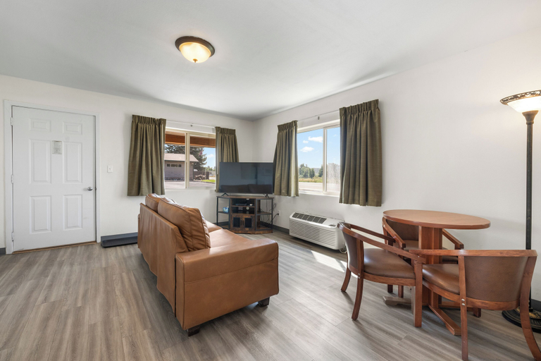Others 5, White River Inn, Rio Blanco