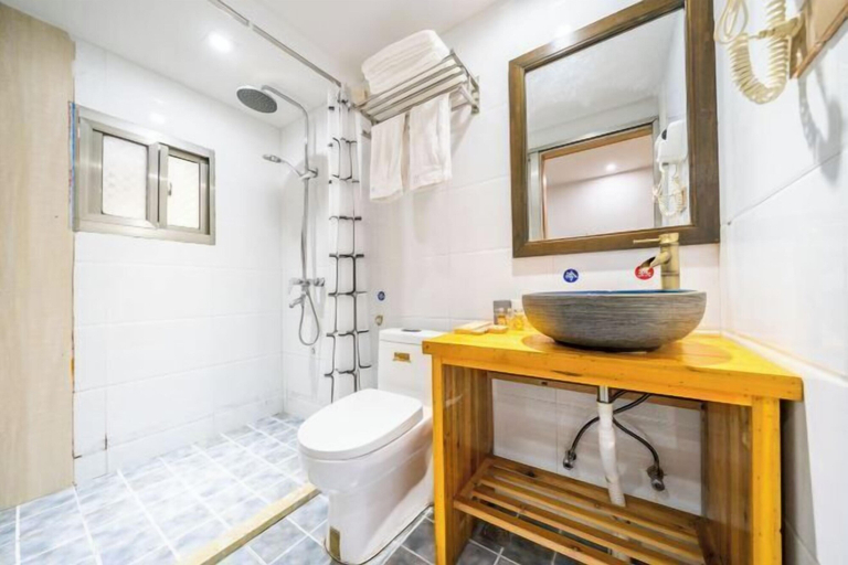 Bathroom 3, Hongcun Hongyiju Inn, Huangshan