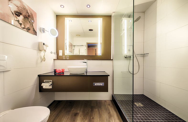 Bathroom 5, Leonardo Hotel Mannheim City Center, Mannheim