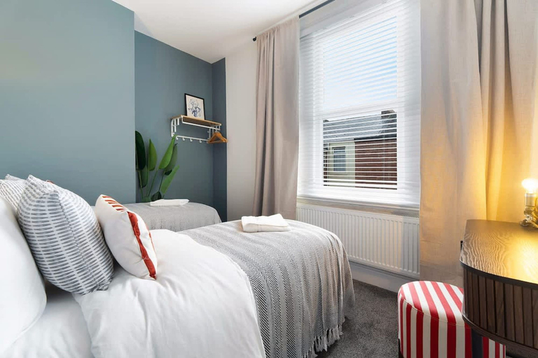 Room 2, High-spec Hartlepool 3BR Apartment Sleeps 5 by Stay With Us, Hartlepool