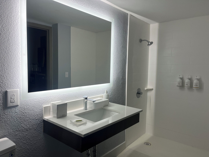 Bathroom 5, Baymont by Wyndham Sumter Northwest, Sumter