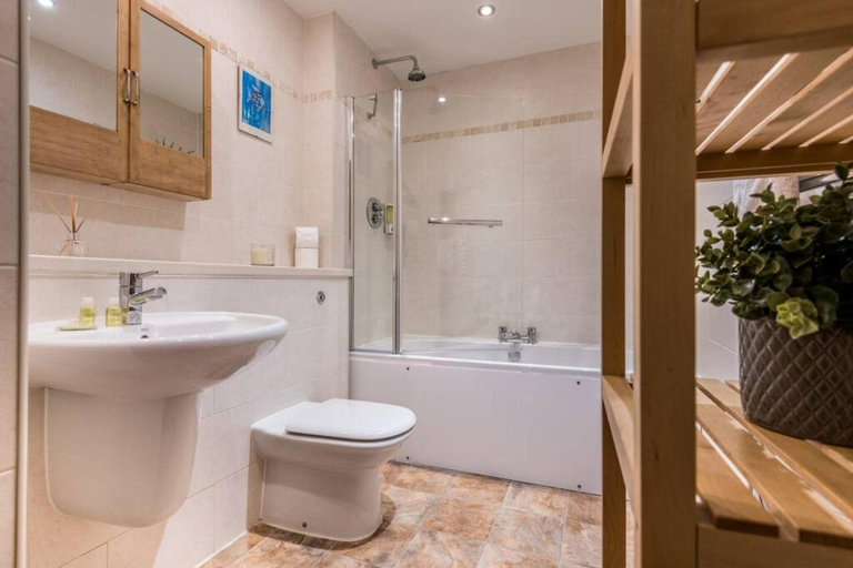 Bathroom, Host Apartments York Place Apt, Sefton