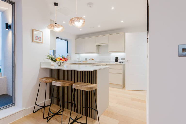 Room 1, Broadstairs Sea-view 2-balcony Flat FT4 by Adliv, Kent