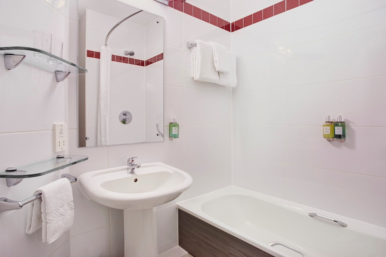 Bathroom 5, Leonardo Hotel Plymouth, Plymouth