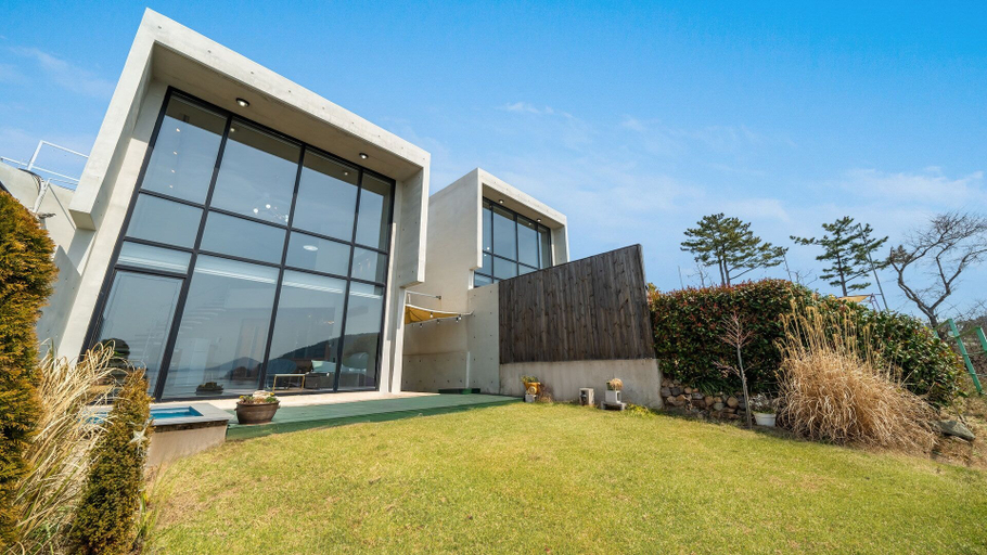 Exterior & Views 2, Geojedo Raonhiljo Pollvilla Pension, Geoje