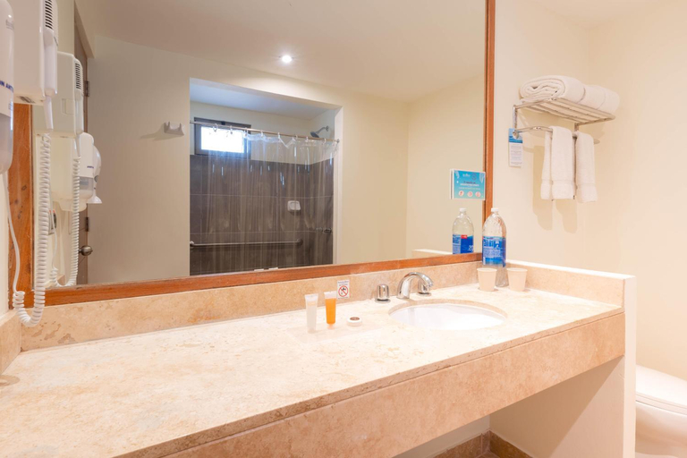 Bathroom 5, Royal Decameron Punta Sal, Contralmirante Villar
