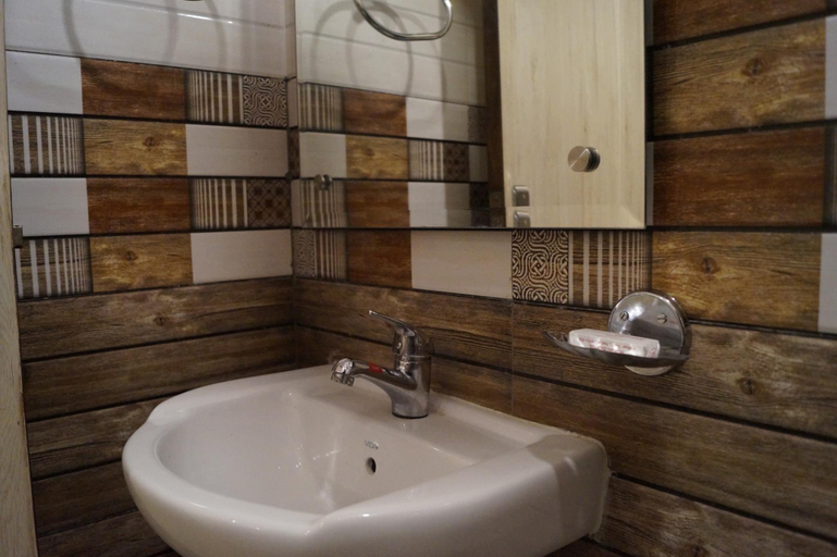 Bathroom 3, Optimum Oxford International, Delhi
