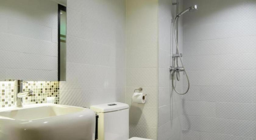 Bathroom 4, Eleven Avenue Suites, Wattana