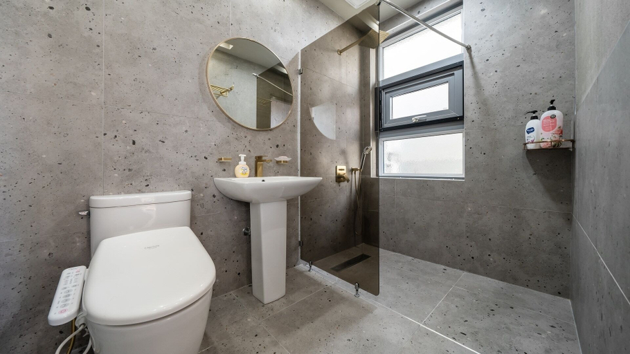 Bathroom, Geojedo Raonhiljo Pollvilla Pension, Geoje