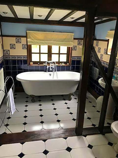 Bathroom 5, White house, Essex