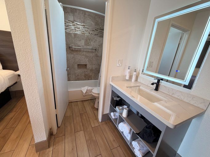 Bathroom 4, SurfSide Stay Morro Bay, San Luis Obispo