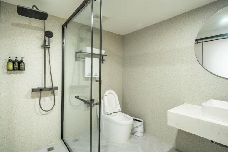 Bathroom 3, Ming Chao Holiday Hotel, Foshan