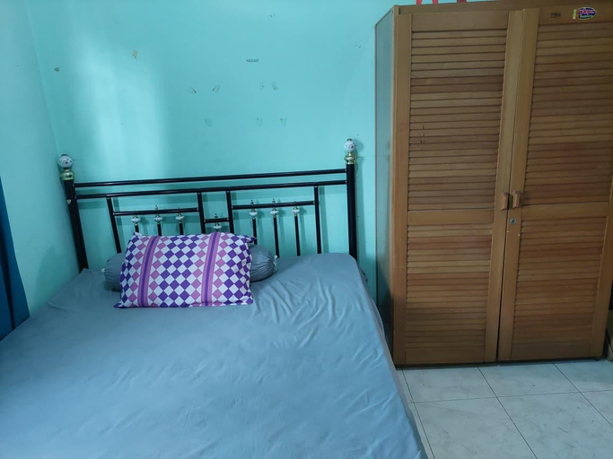Bedroom, OYO 95178 Azifa Guest House, Sleman