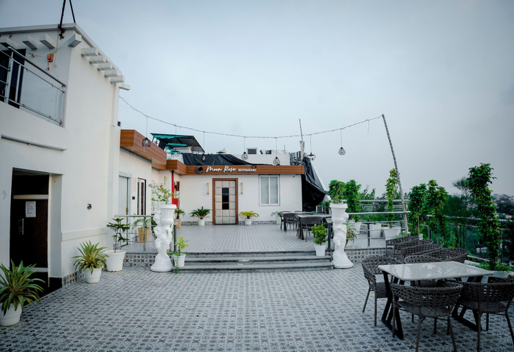 Outdoor dining 2, Hotel Shivara, Kaushambi