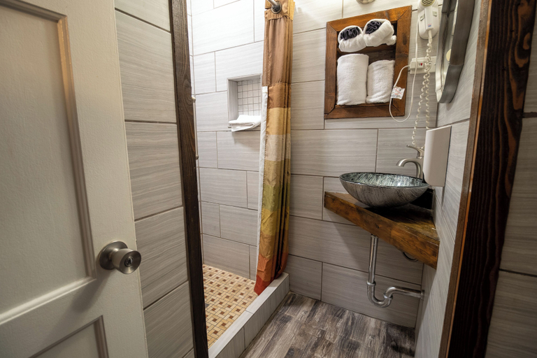 Bathroom 5, Mountain Star Inn, Iron
