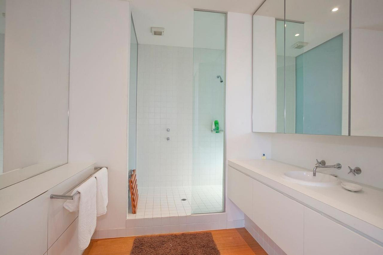 Bathroom 3, Debonair 1, Surf Coast - West
