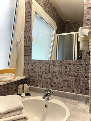 Bathroom 5, Auberge du Vieux Cedre, Hainaut