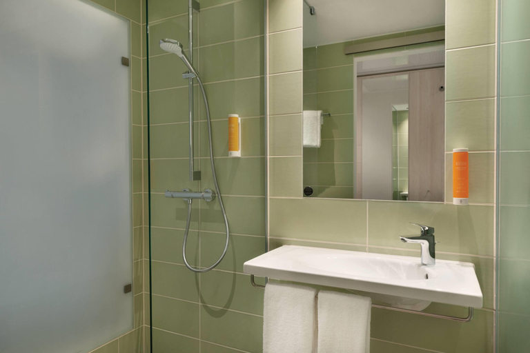 Bathroom 5, Super 8 by Wyndham Augsburg, Augsburg