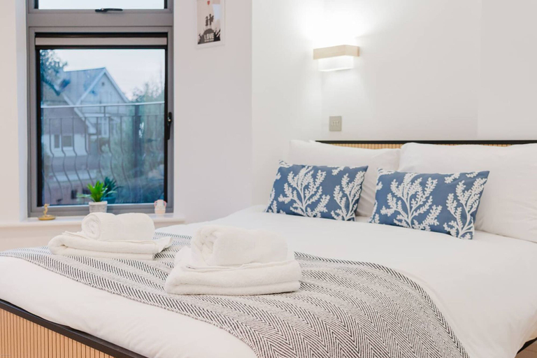 Room 2, Broadstairs Sea-view 2-balcony Flat FT4 by Adliv, Kent