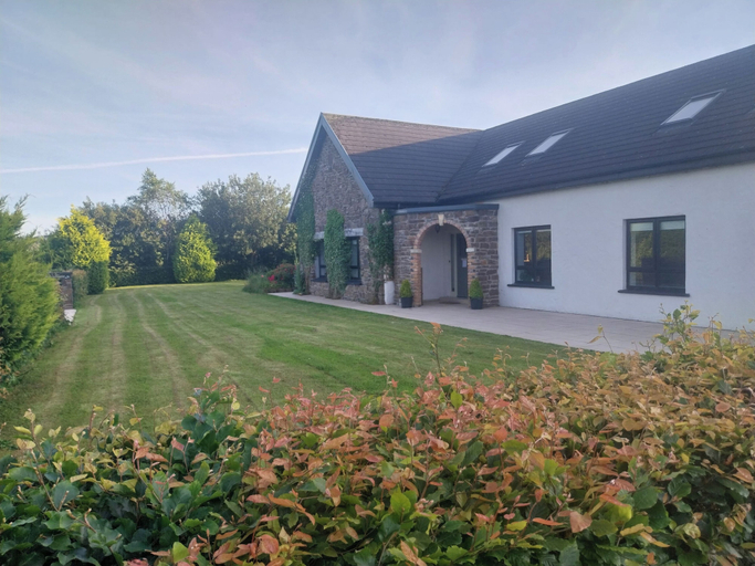 Primary image, House Sleeps 11 With Parking