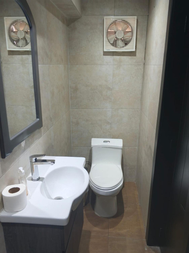 Bathroom 4, Hotel Milan, Cuenca