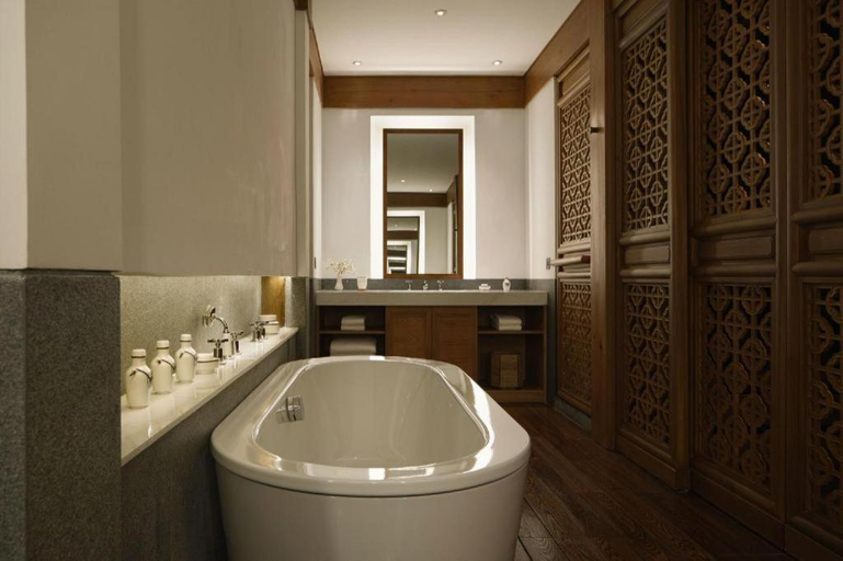 Bathroom 5, Amandayan, Lijiang