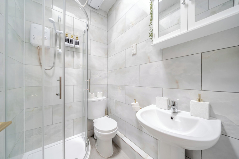 Bathroom 4, Deluxe Apartment5- City Centre Manchester, Manchester