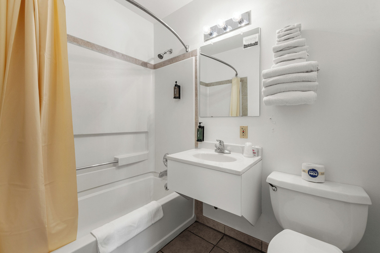 Bathroom 3, White River Inn, Rio Blanco