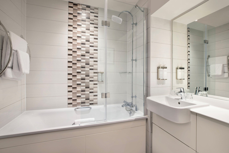 Bathroom 4, Leonardo Hotel Chester, Cheshire West and Chester