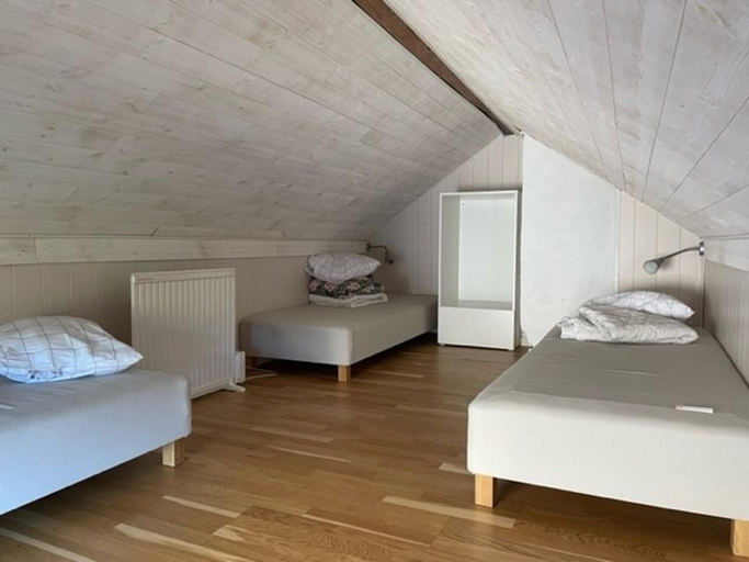 Room, House Sleeps 5 With Garden and Parking, Norrköping