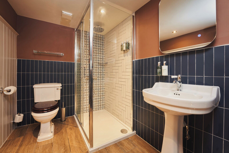 Bathroom 5, Harbour Inn, Cornwall