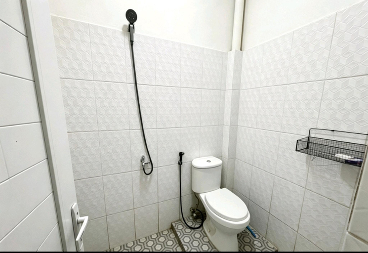 Bathroom 5, Hotel O 889 Syariah Banda Aceh, Banda Aceh
