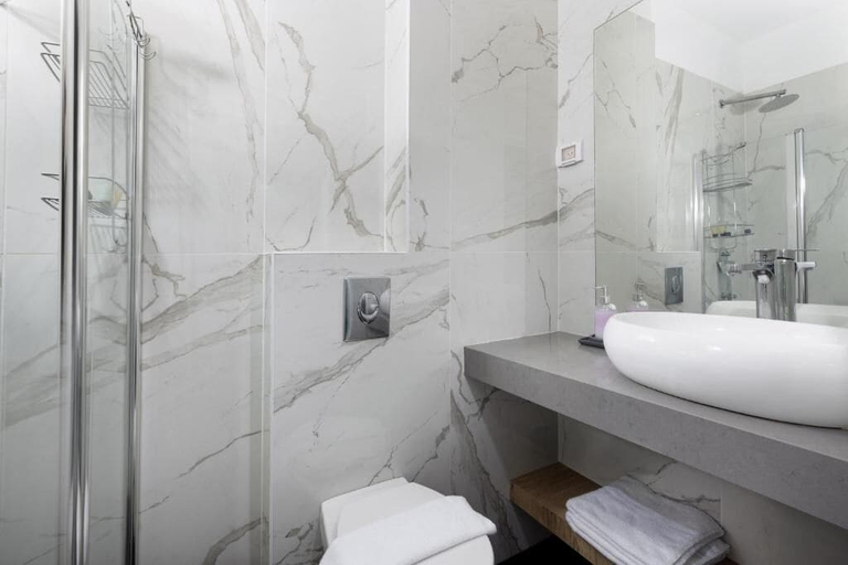 Bathroom 4, Razin 37