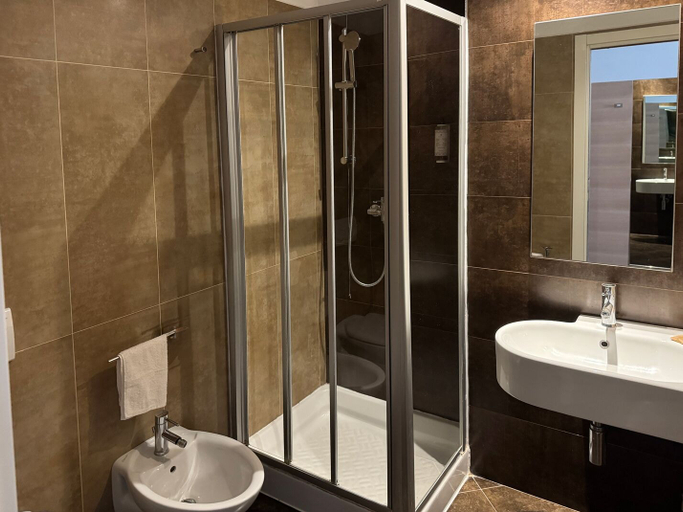 Bathroom 4, B&B HOTEL Milano Cologno Sporting, Milano