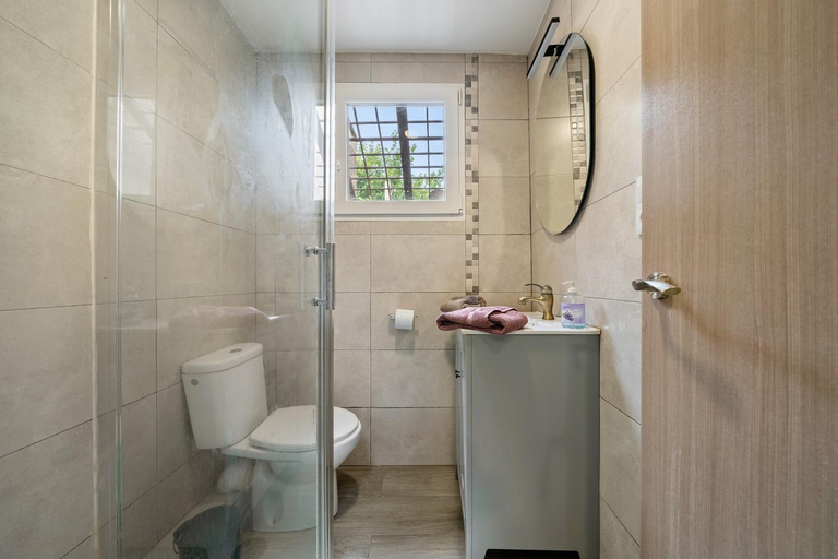 Bathroom 3, Mas Guineu, Tarragona