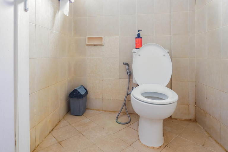 Bathroom 3, RedDoorz Plus @ Simpang USU Medan, Medan