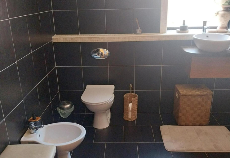 Bathroom 3, House Sleeps 11 With Parking