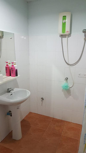 Bathroom 3, Itaewon Guesthouse, Khlong Toey