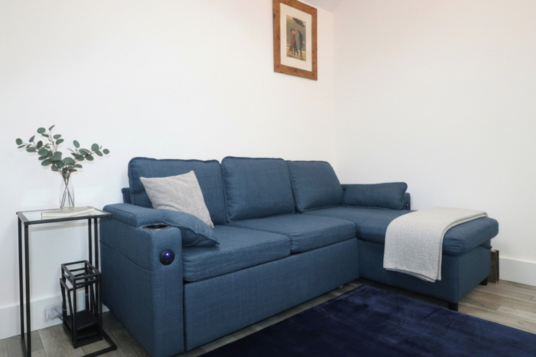 Living area 3, Cosy One-bedroom in Birchgrove, Cardiff, Cardiff