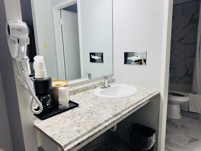 Bathroom 5, Alamo Inn & Suites, Campbell
