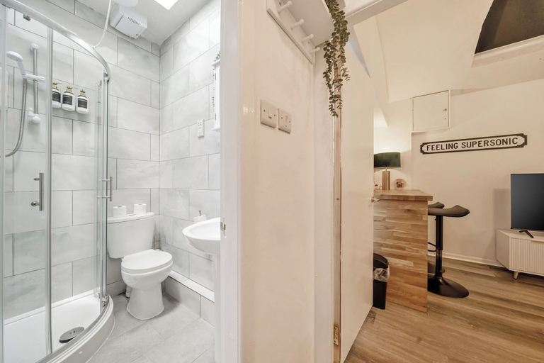 Bathroom 2, Deluxe Apartment5- City Centre Manchester, Manchester