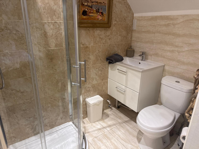 Bathroom 2, The West Highland Way Hotel and Campsite, Stirling