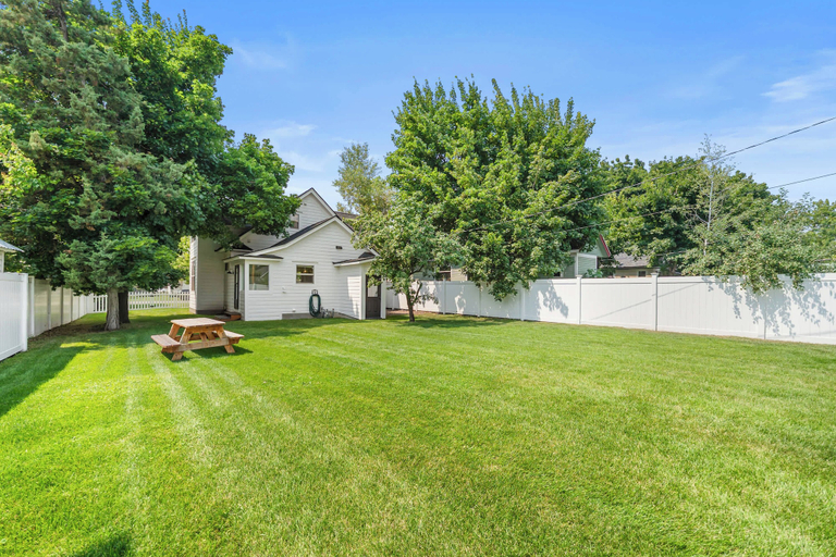 Outdoor dining, Northern Charm With 3bdr & Game Room, Flathead