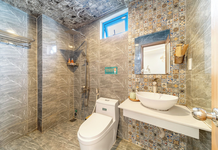 Bathroom 3, Hoi An Lazy Bear Hostel, Da Nang