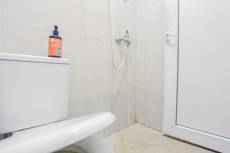 Bathroom 3, RedDoorz Plus @ Simpang USU Medan, Medan