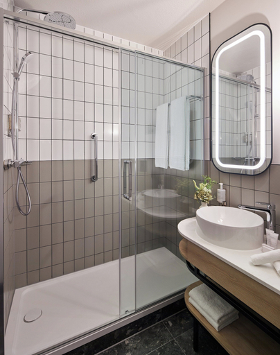 Bathroom 3, Leonardo Hotel Dublin Parnell Street, Dublin