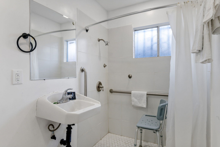Bathroom 4, Encore Inn Inglewood, Los Angeles